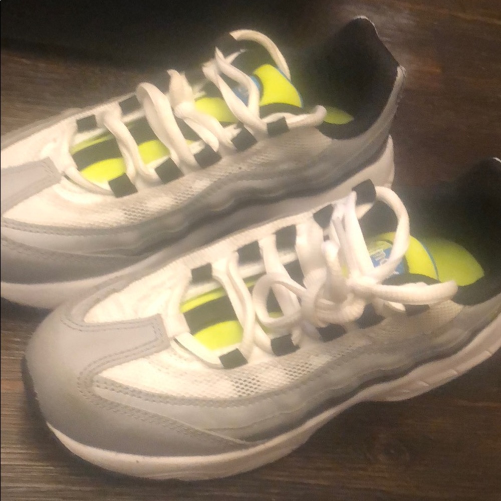 Air Max - Picture 2 of 2